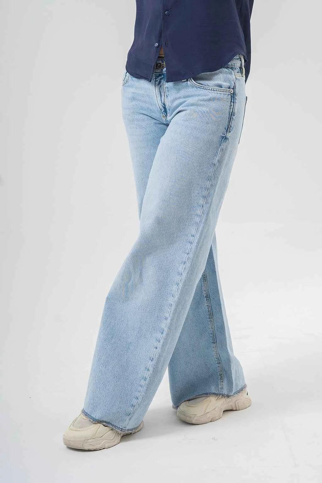 Comfortable Wide-Leg Light Blue Jeans — Everyday Essential EW-000654