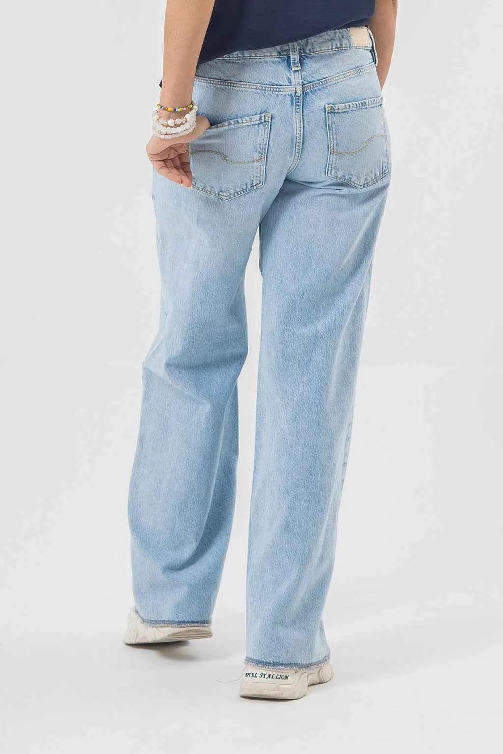 Comfortable Wide-Leg Light Blue Jeans — Everyday Essential EW-000654